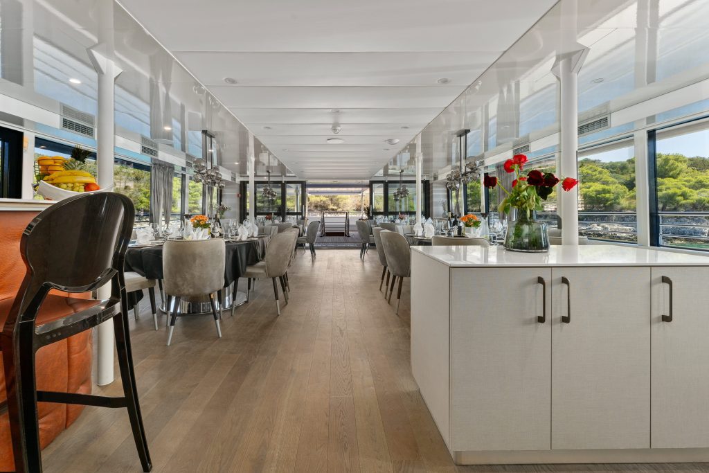 ALFA MARIO Salon - Upper deck ALFA MARIO Salon - Upper deck