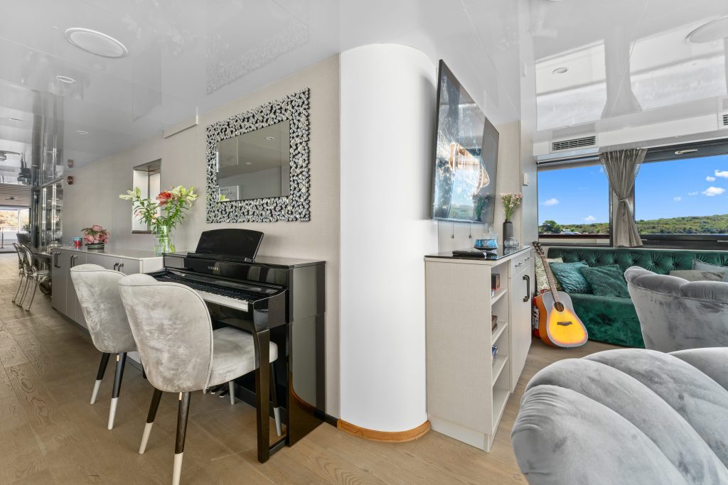 ALFA MARIO Salon - Upper deck Bow ALFA MARIO Salon - Upper deck Bow