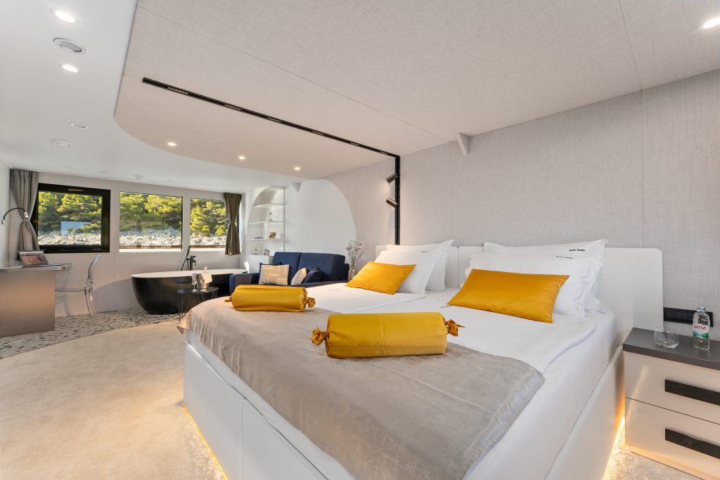 71. ALFA MARIO Master cabin - Main deck