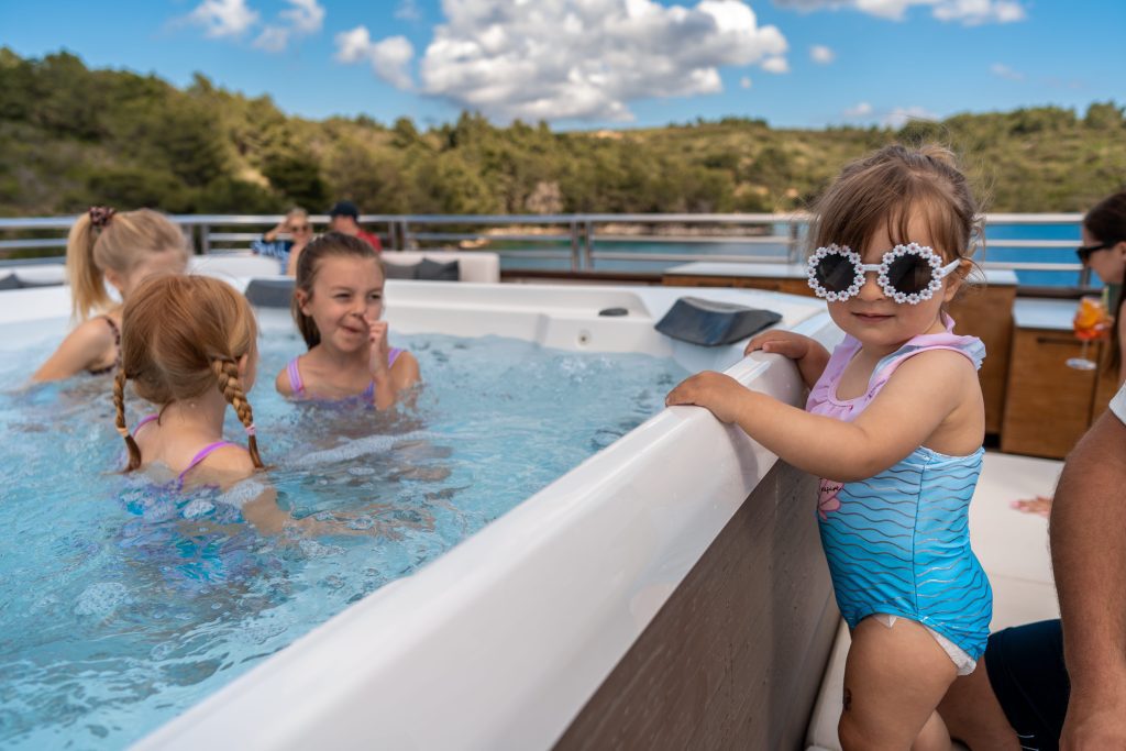 757501379-alfa-mario-lifestyle-exterior2025-17