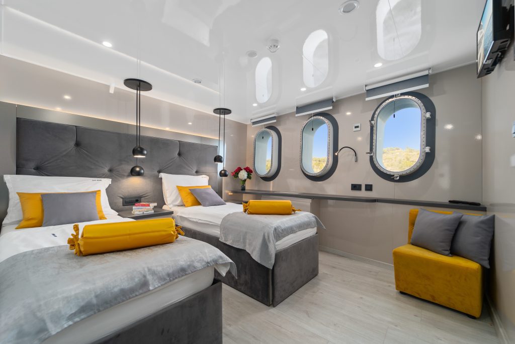 76. ALFA MARIO Convertible cabin - Main deck